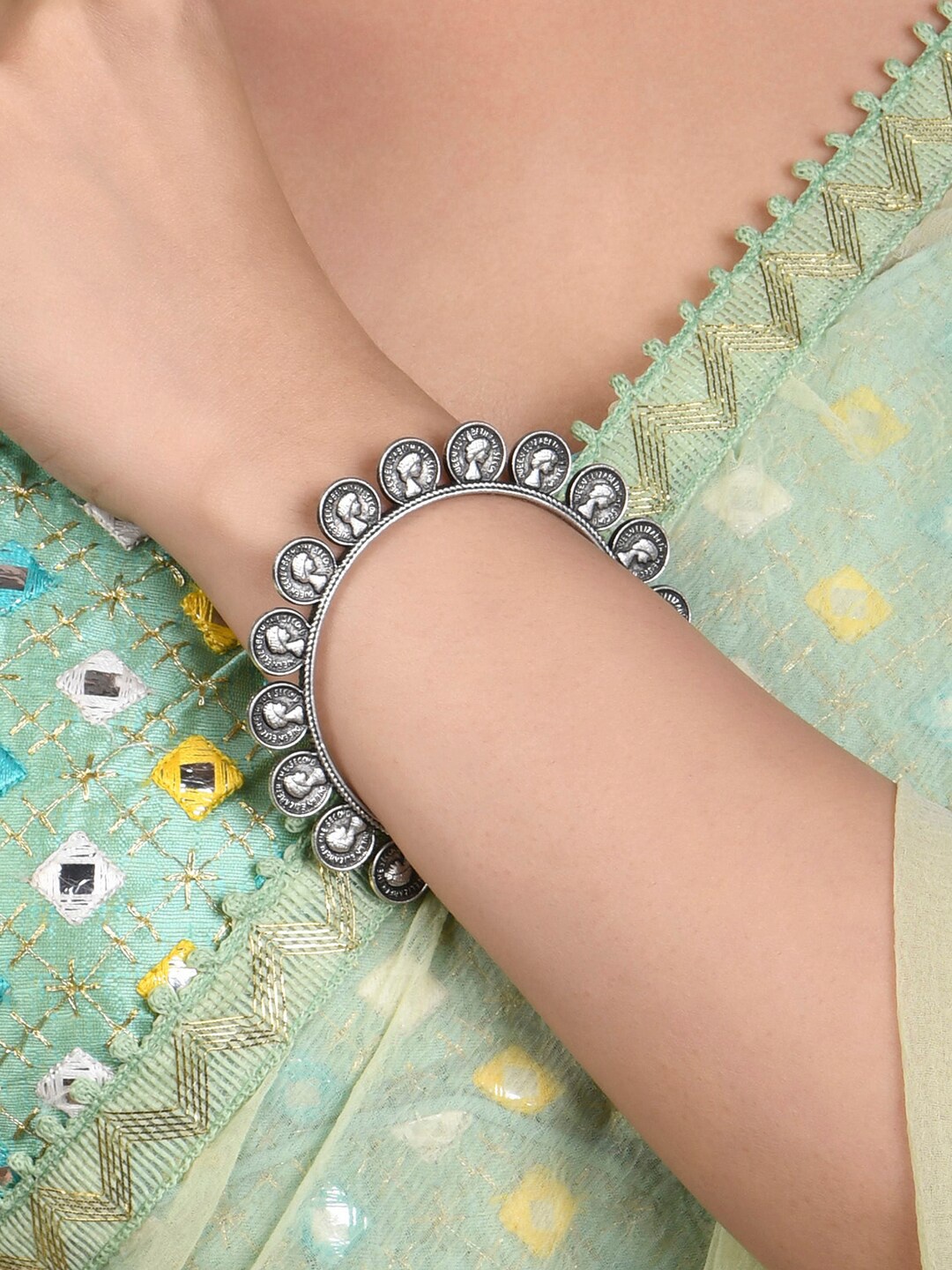 

Fida Silver Plated Oxidised Queen Embossed Bangle