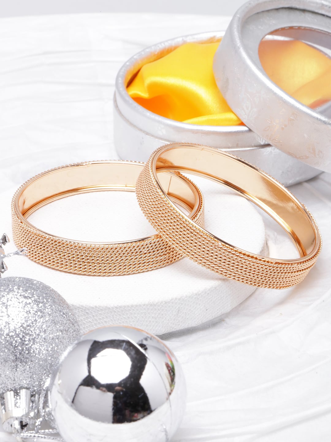 

DIVA WALK Set Of 2 Gold-Plated Textured Bangles