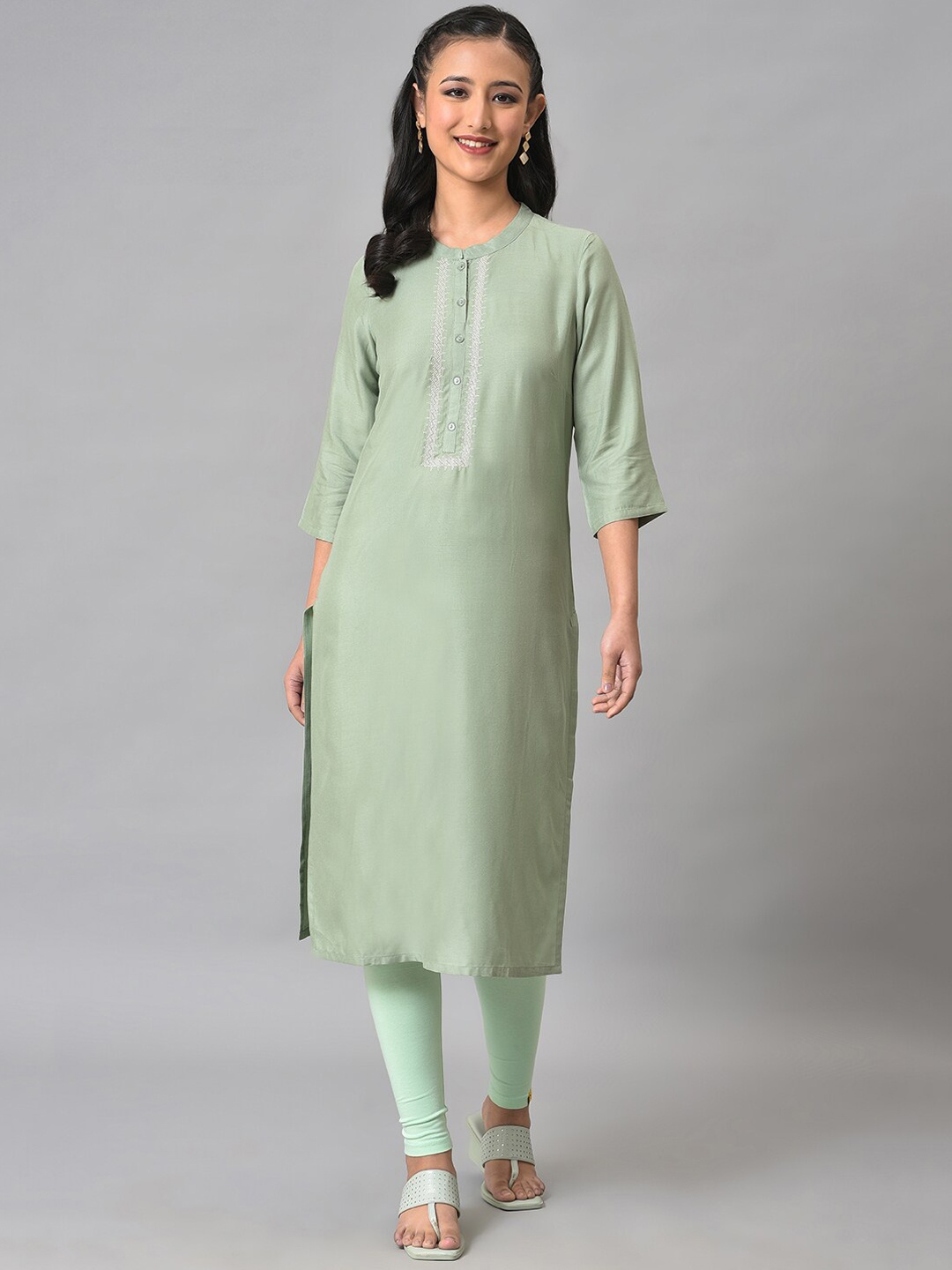 

Aurelia Women Green Solid Rayon Straight Kurta