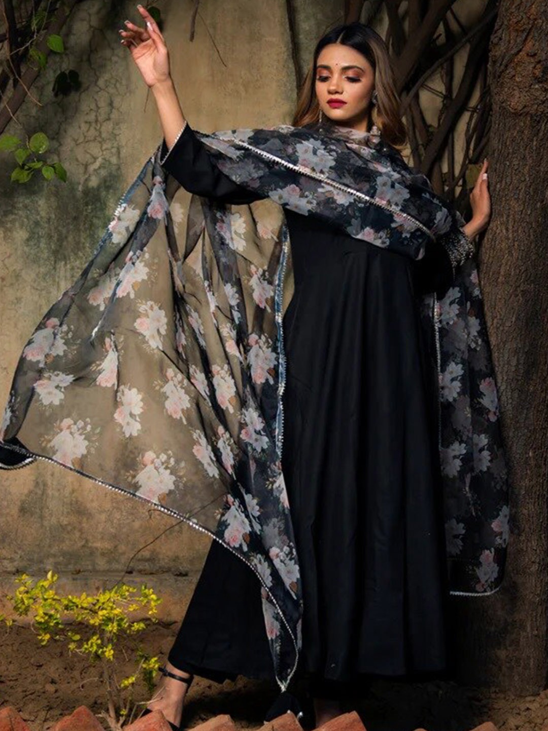 

Pomcha Women Black Floral Kurta with Trousers & With Dupatta