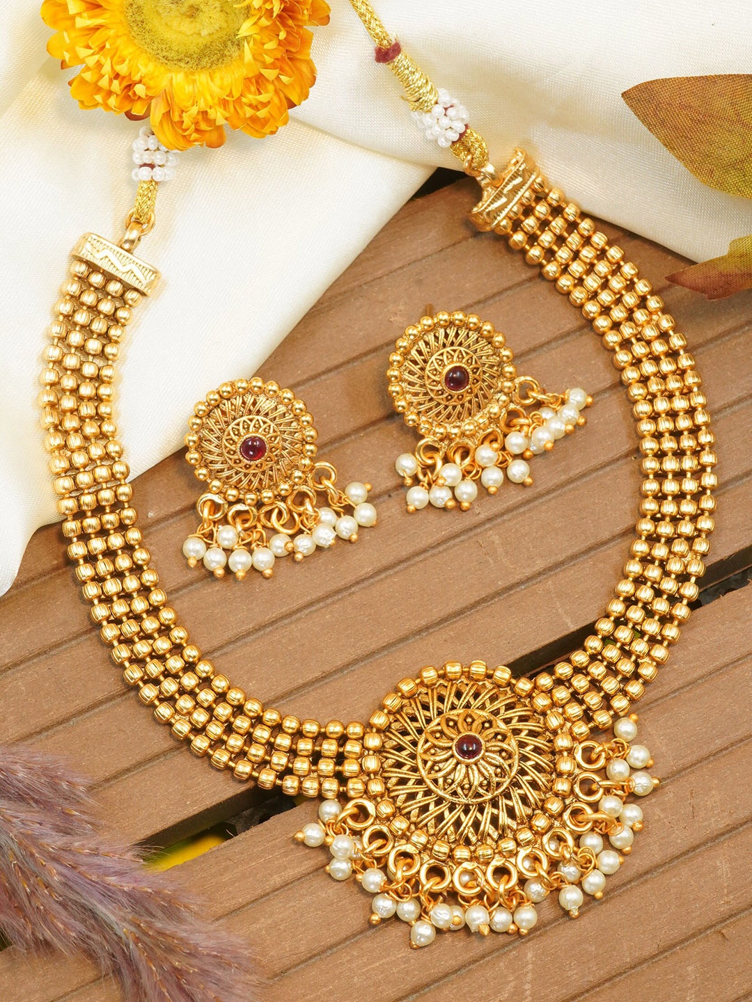 

GRIIHAM Gold-Plated kempu Stones-Studded Antique Jewellery Set, White