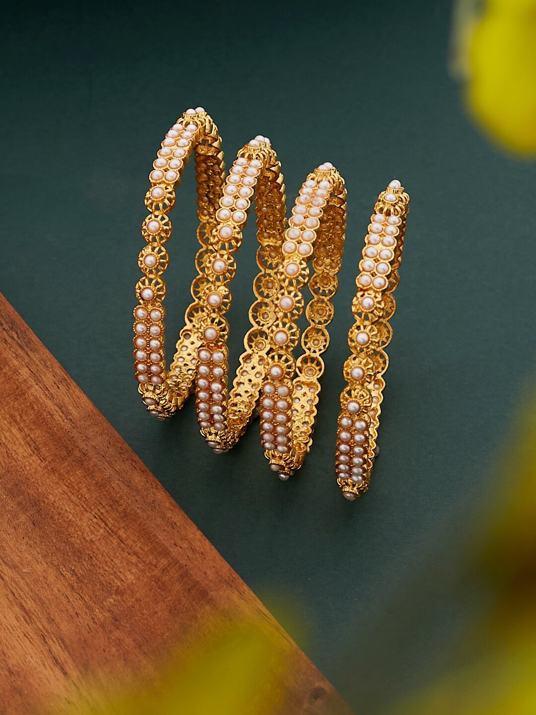 

ATIBELLE Set Of 4 Gold-Plated Beaded Bangles