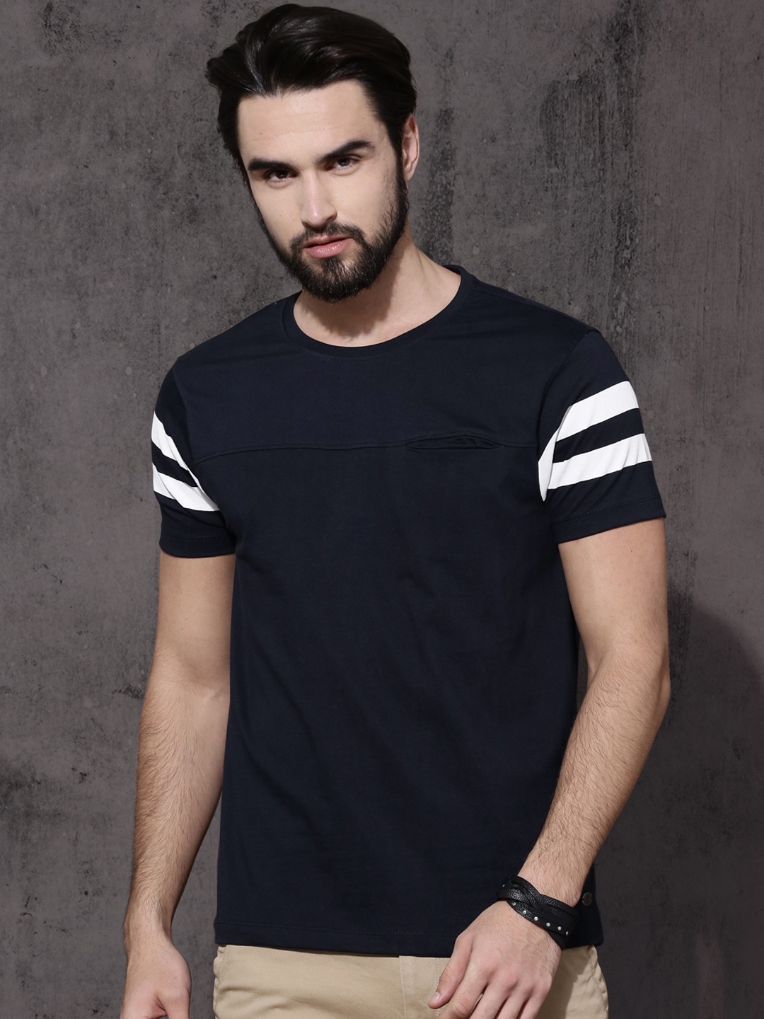 

Roadster Men Navy Solid Round Neck Pure Cotton T-shirt, Navy blue