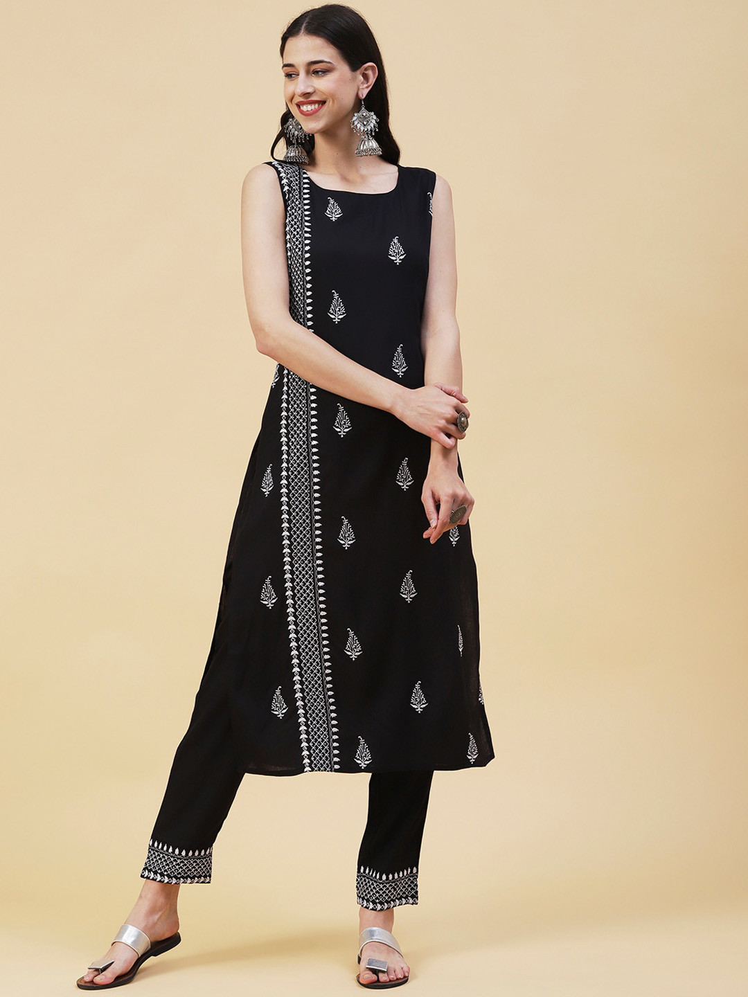 

FASHOR Ethnic Motifs Embroidered Kurta With Trousers, Black
