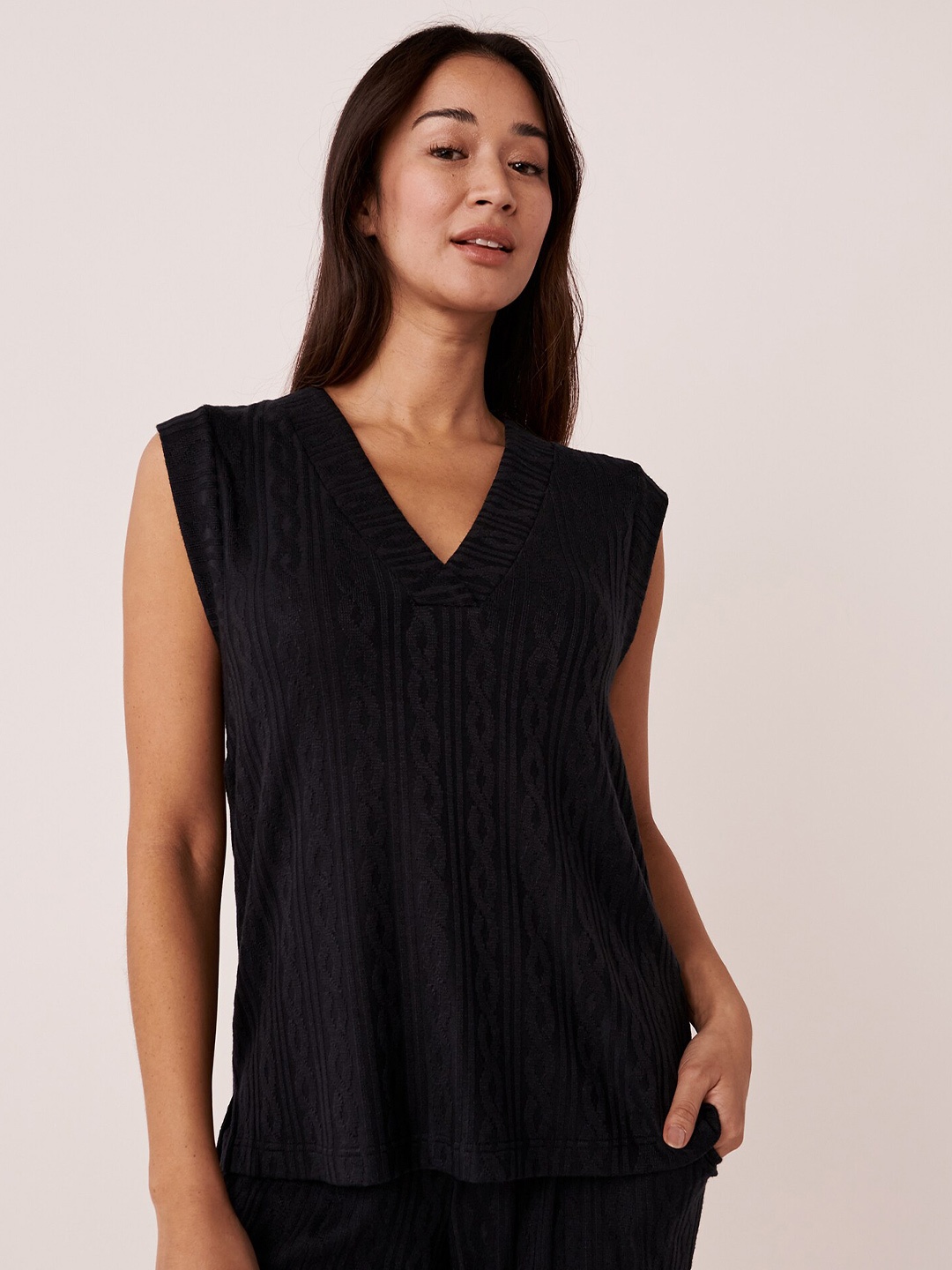 

La Vie en Rose V-Neck Self Design Knitted Top, Black