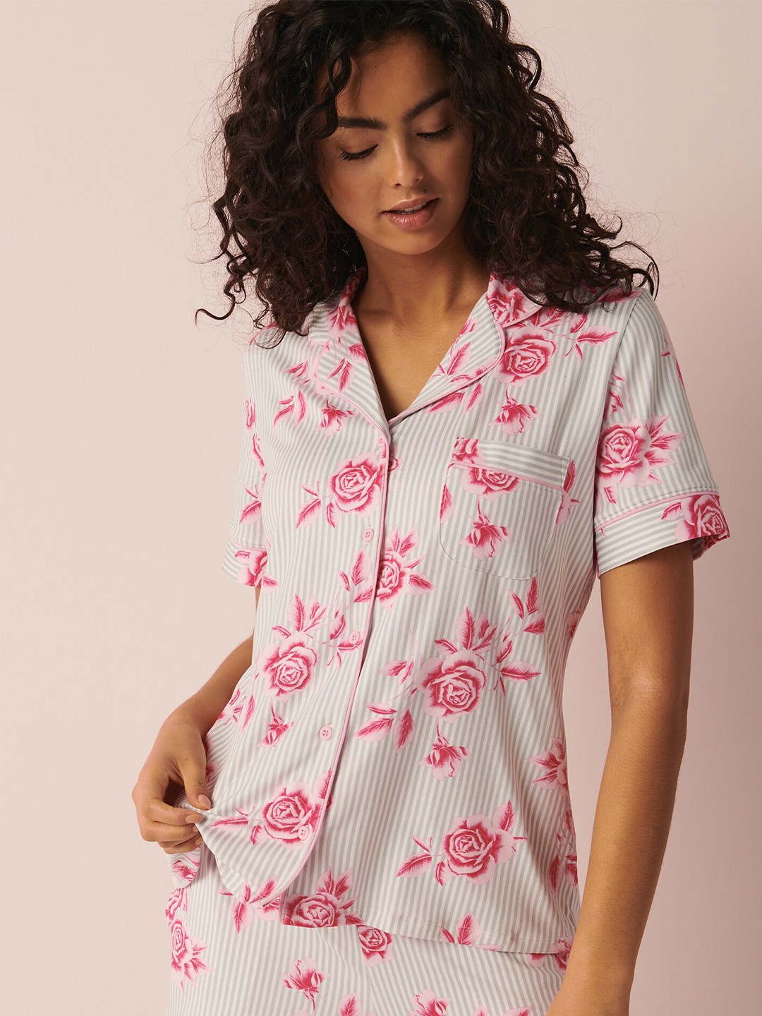 

La Vie en Rose White Floral Print Roll-Up Sleeves Shirt Style Top