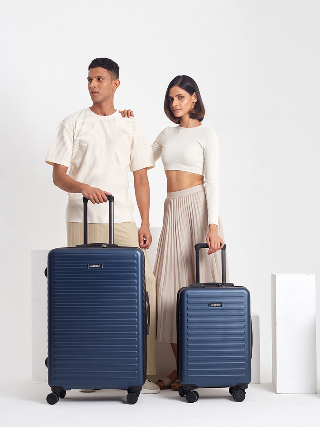 

Assembly Set Of 2 Textured Hard Cabin-Sized Large-Sized Trolley Bags 40L 85L, Blue