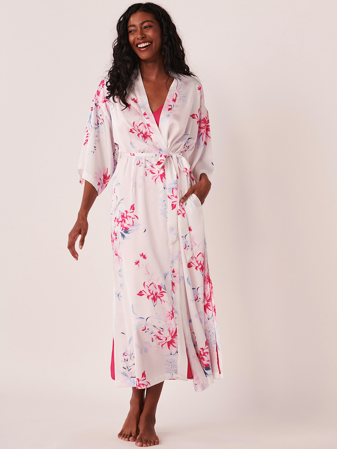 

La Vie en Rose Printed Kimono Sleeves Robe, White