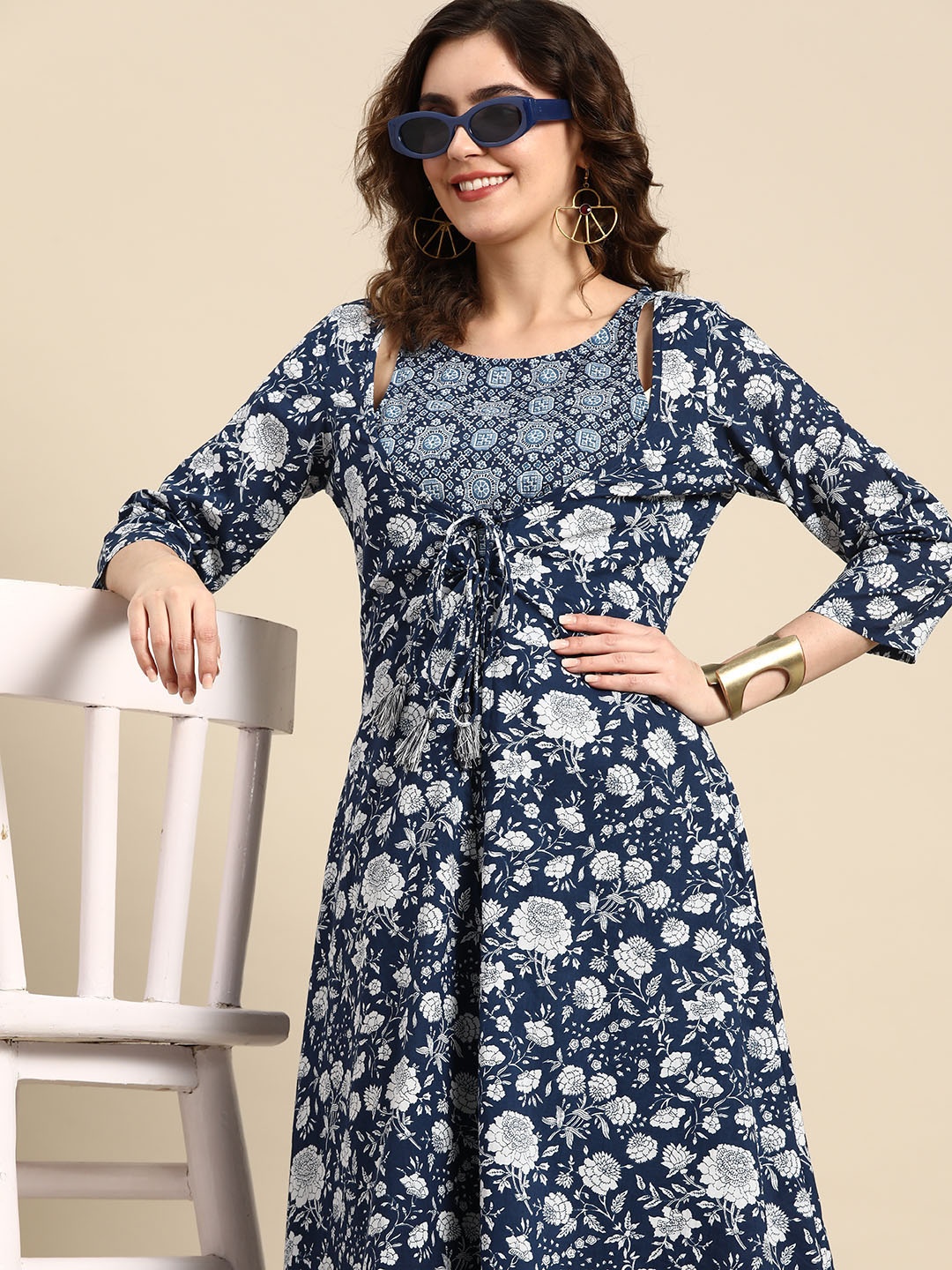 

Sangria Floral Print Layered Kurta with Palazzos, Navy blue