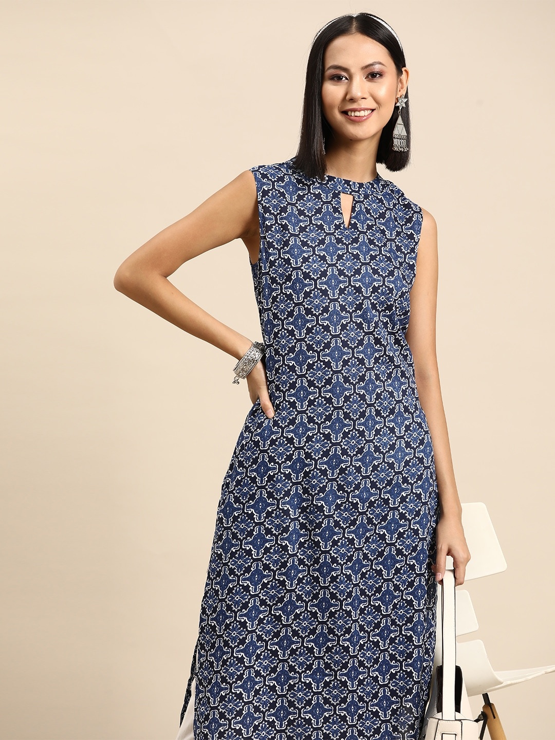 

Sangria Printed Keyhole Neck Sleeveless Straight Kurta, Navy blue