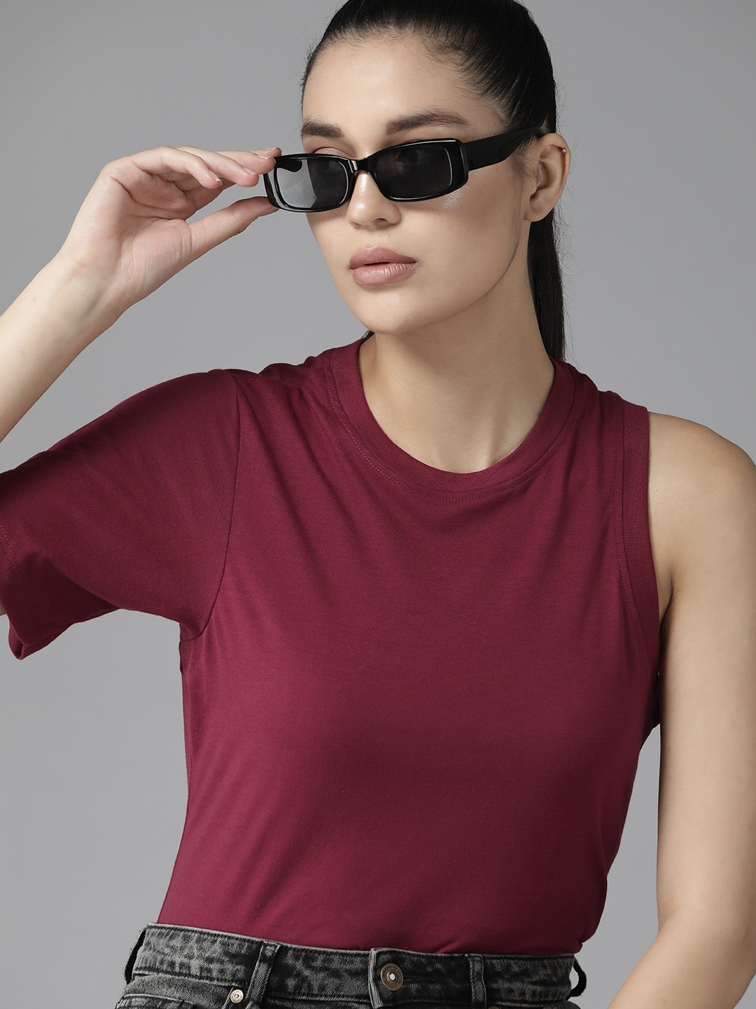 

The Roadster Lifestyle Co. Women Solid T-shirt, Maroon