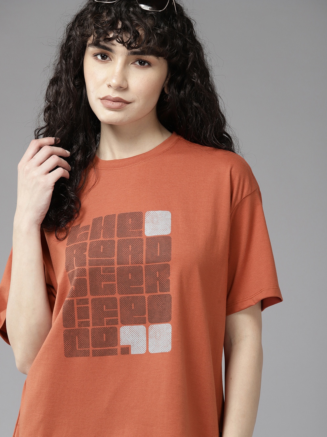 

The Roadster Lifestyle Co. Typography Printed Oversized Drop-Shoulder Sleeves T-shirt, Rust