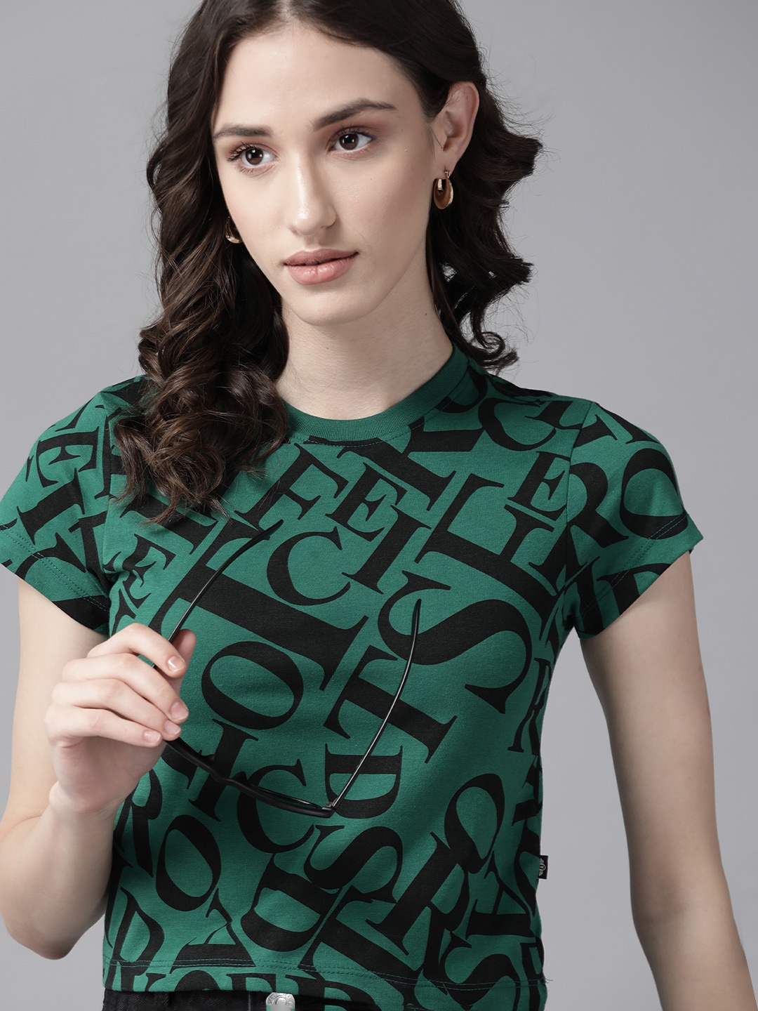 

The Roadster Lifestyle Co. Regular Fit Typography Printed Crop T-shirt, Green