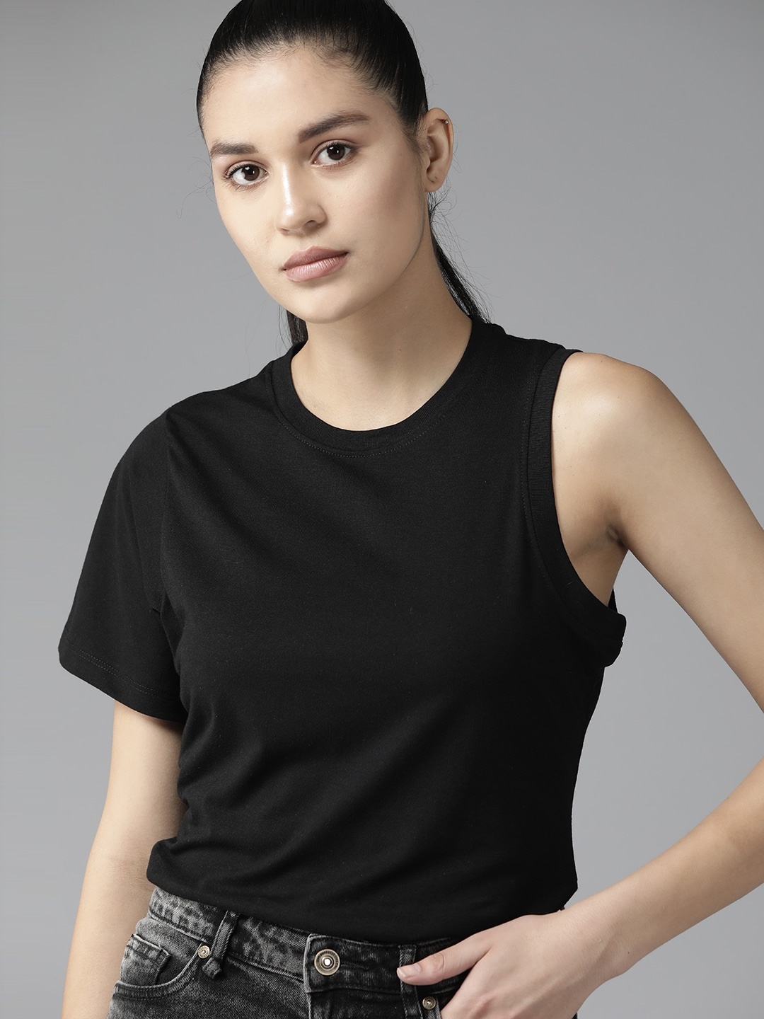 

The Roadster Lifestyle Co. Women Solid T-shirt, Black