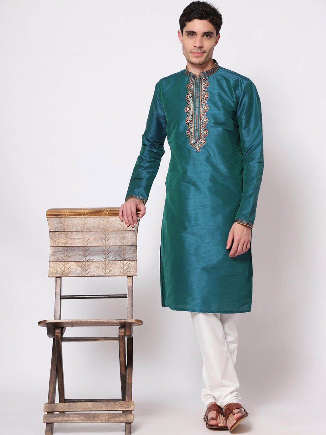 

GoStyle Mandarin Collar Ethnic Motifs Embroidered Pure Cotton Kurta with Pyjamas, Teal