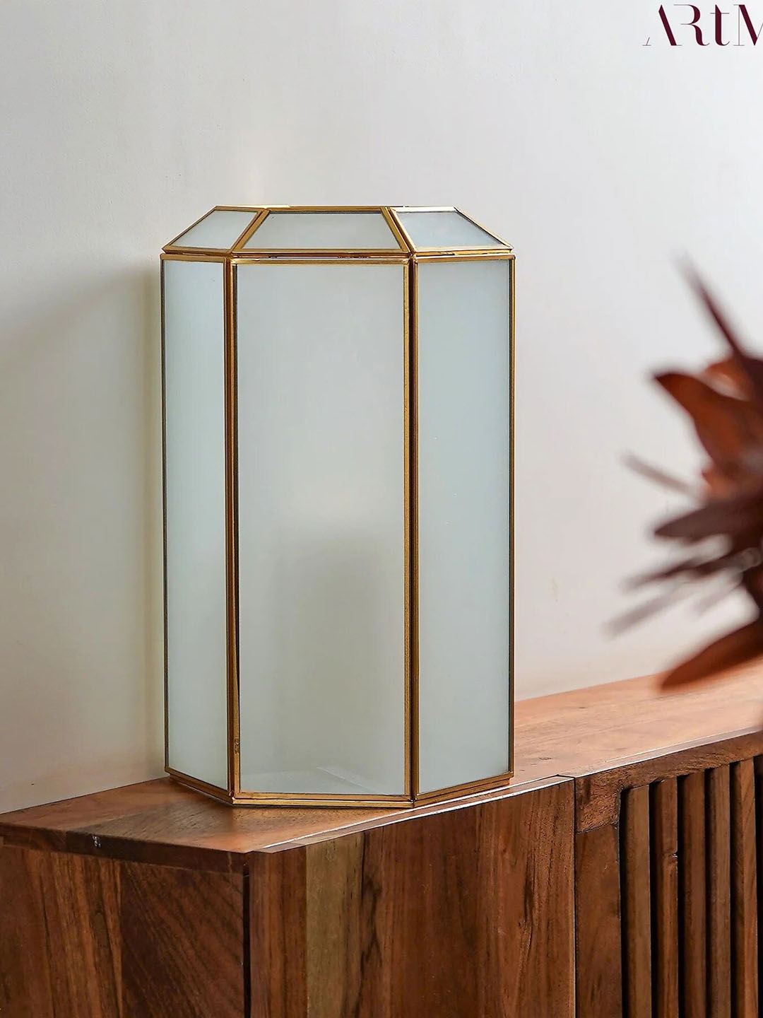 

THE ARTMENT White Metal Hexagonal Hurricane Holder