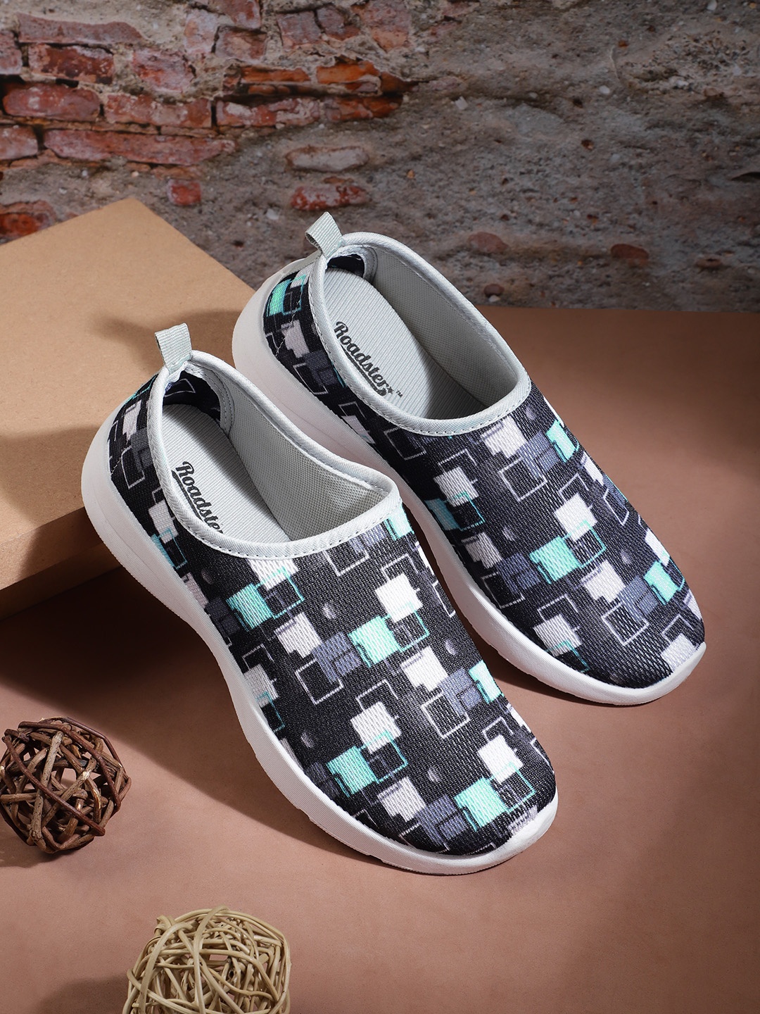 

Roadster Women Geometric Printed Slip-On Sneakers, Black