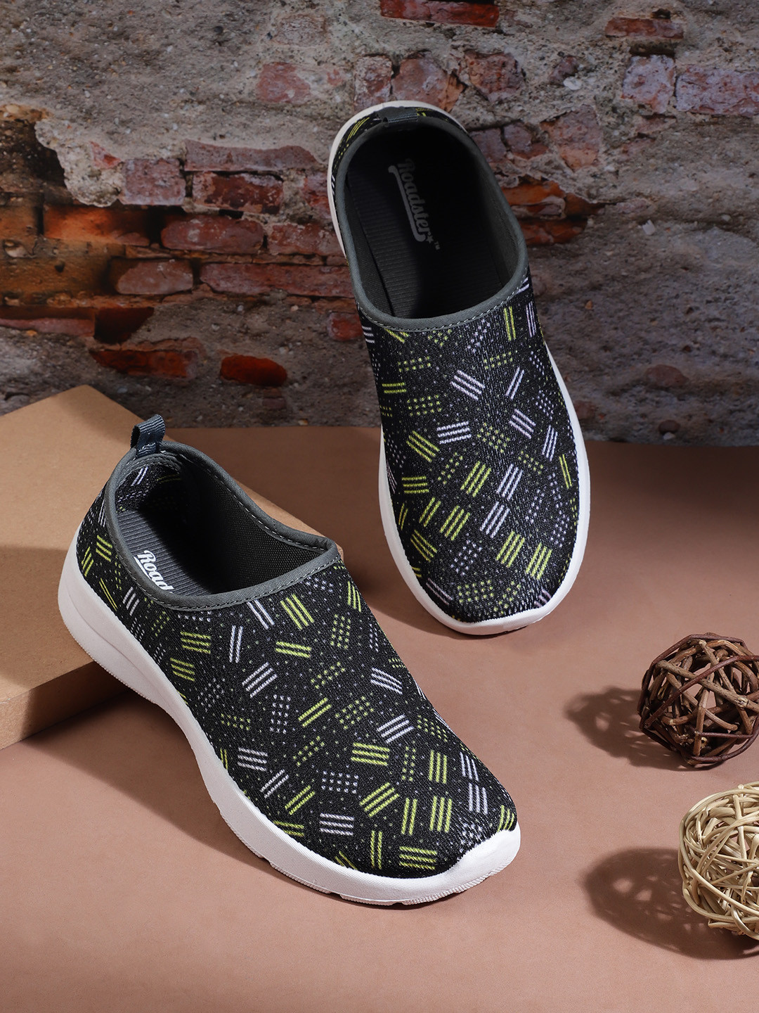 

Roadster Women Geometric Printed Slip-On Sneakers, Black