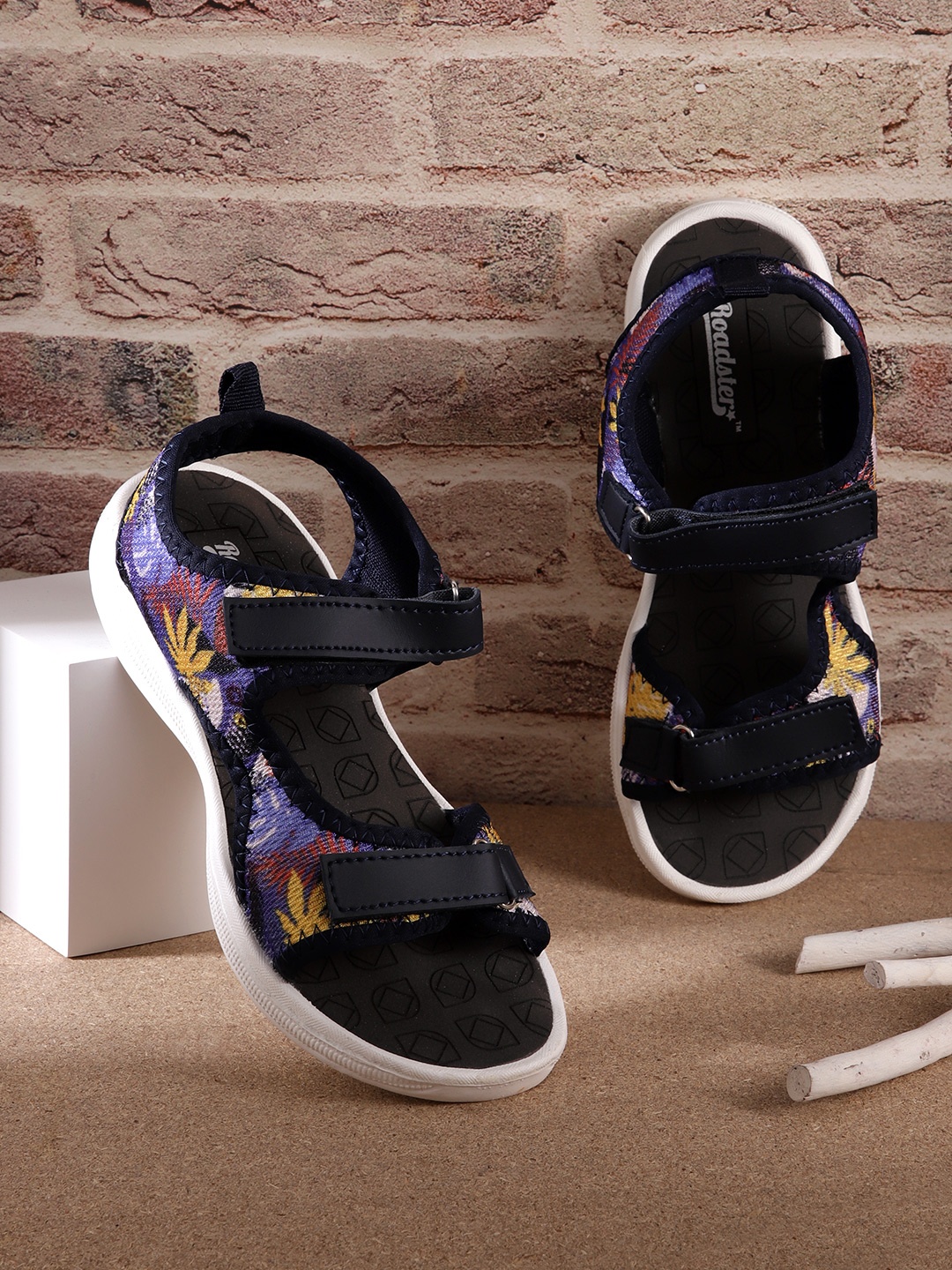 

Roadster Women Printed Sports Sandals, Navy blue