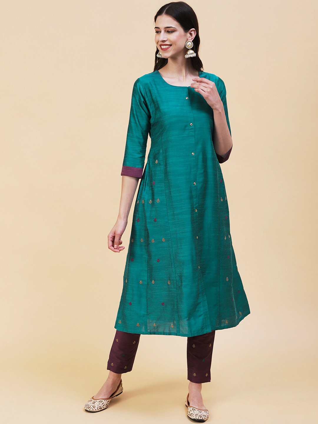 

FASHOR Round Neck Panelled Kurta With Trousers, Green