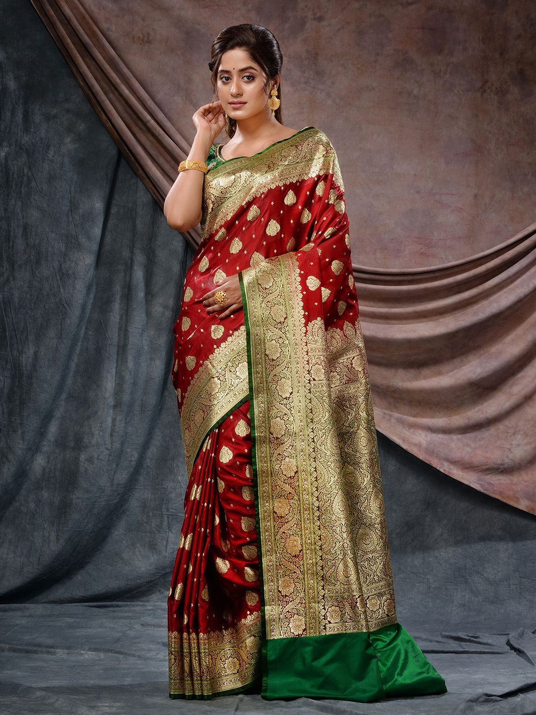 

Charukriti Floral Woven Design Zari Banarasi Saree, Maroon