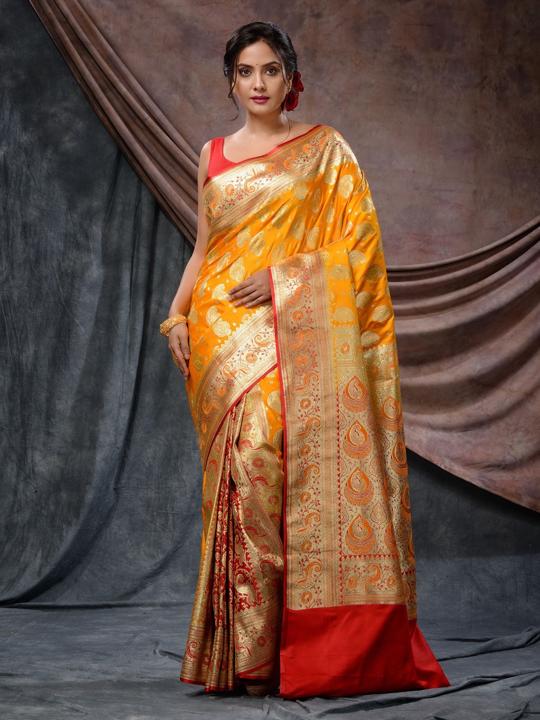 

Charukriti Paisley Woven Design Zari Banarasi Saree, Yellow