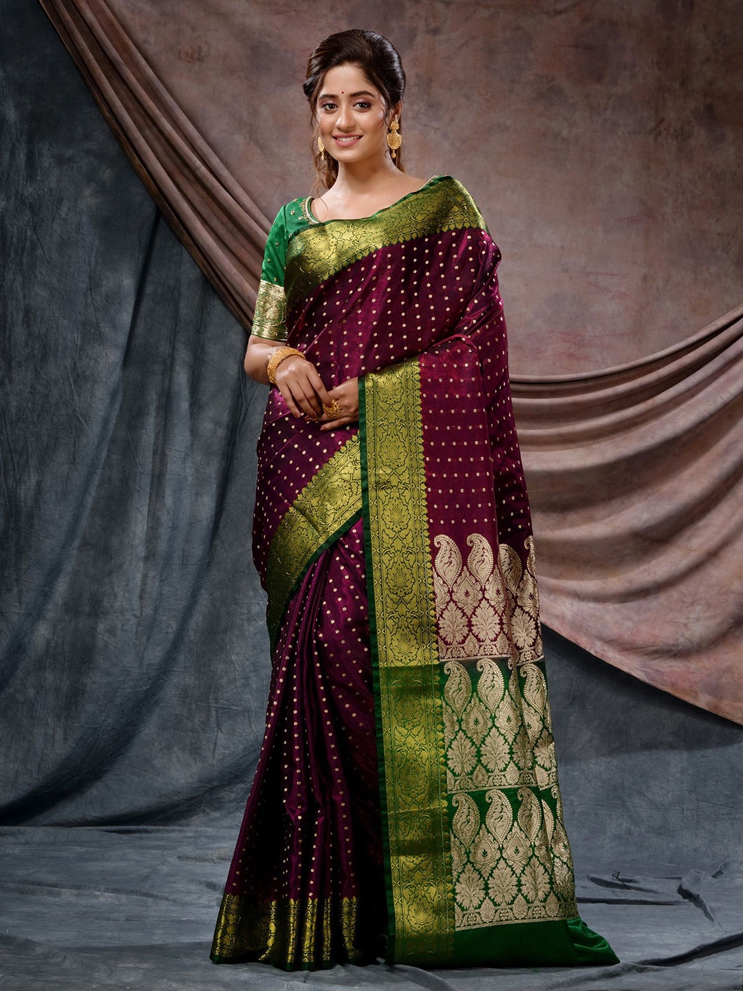 

Charukriti Geometric Woven Design Zari Handwoven Saree, Purple