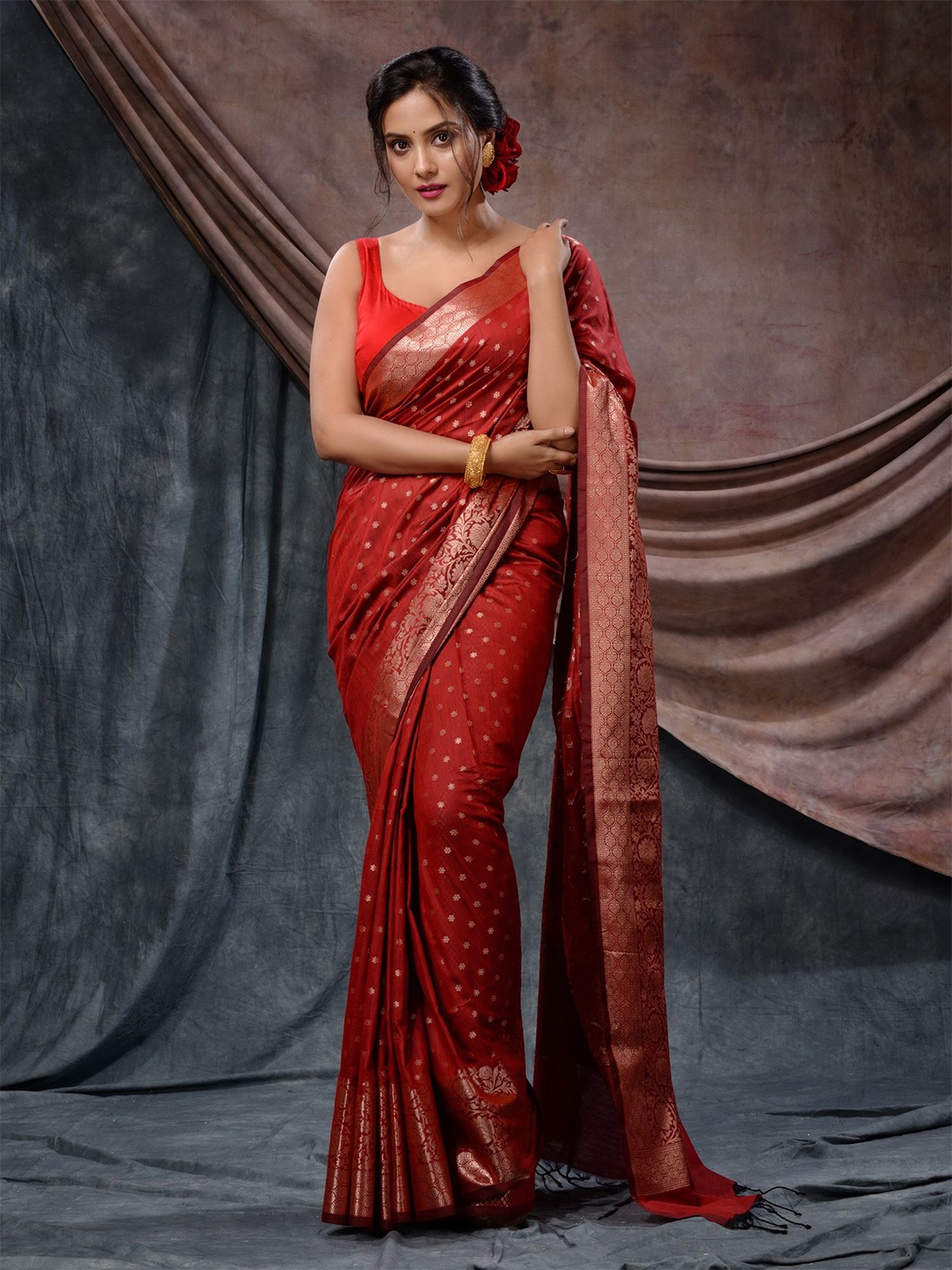 

Charukriti Floral Woven Design Zari Saree, Red