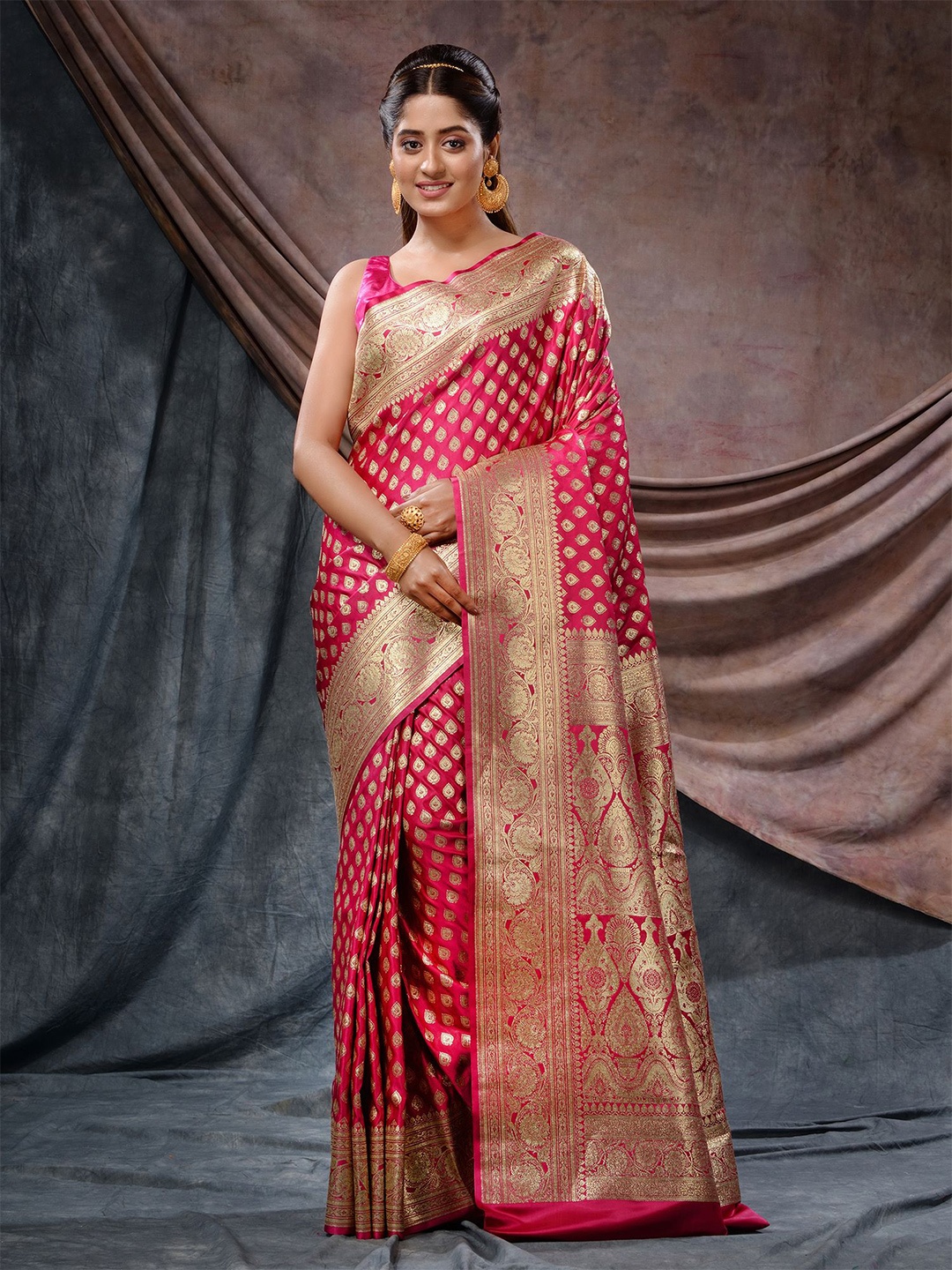 

Charukriti Floral Woven Design Zari Banarasi Saree, Magenta