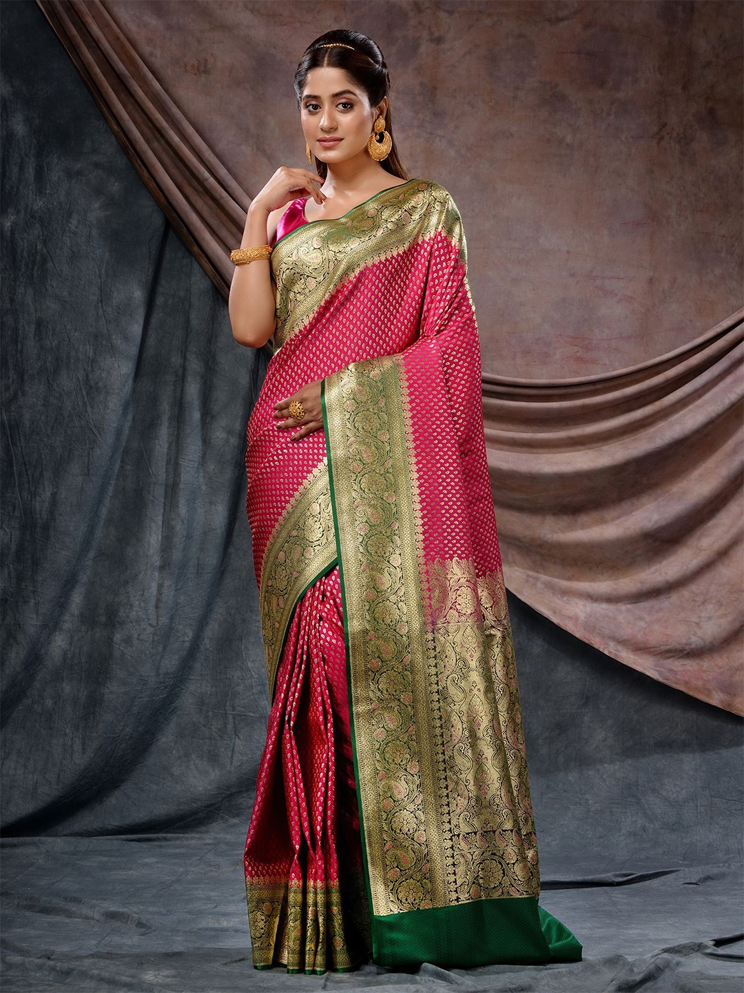 

Charukriti Ethnic Motifs Woven Design Zari Banarasi Saree, Fuchsia
