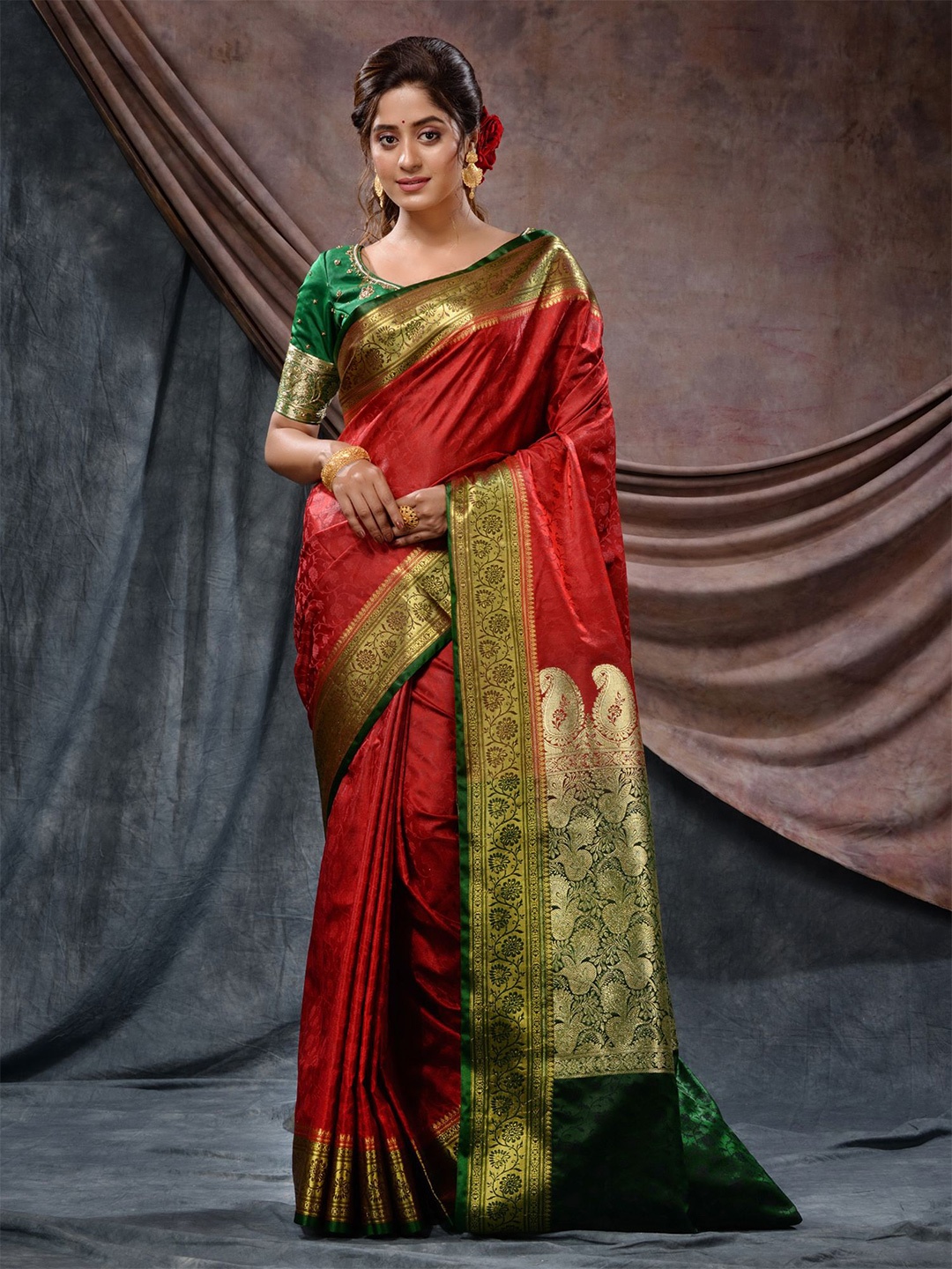 

Charukriti Floral Motif Woven Design Zari Saree, Magenta