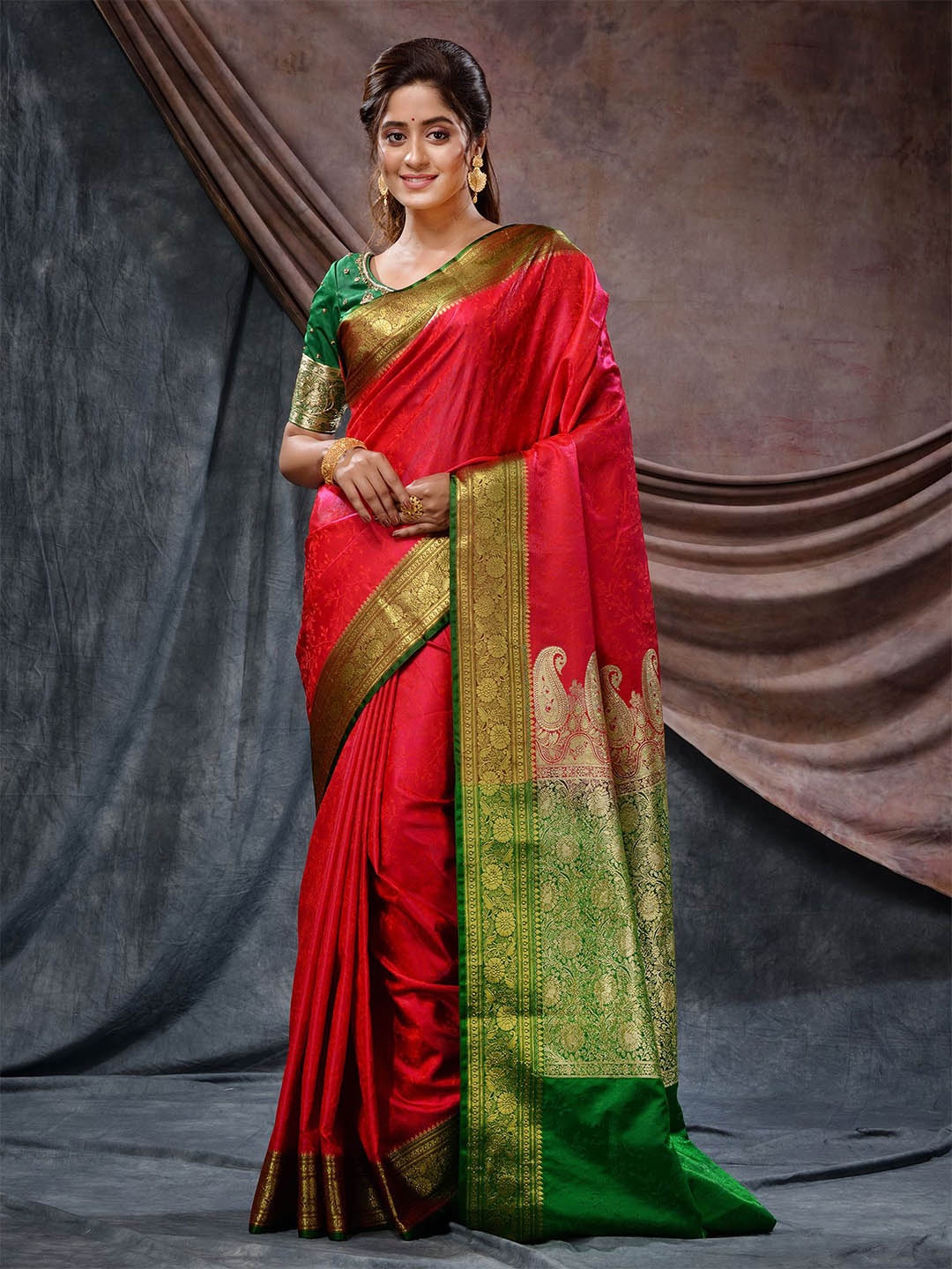 

Charukriti Woven Design Zari Silk Blend Saree, Fuchsia