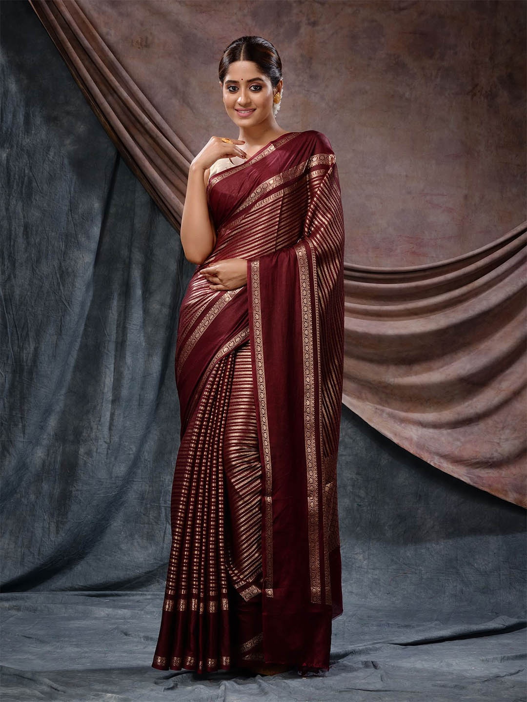 

Charukriti Woven Design Zari Silk Blend Banarasi Saree, Maroon