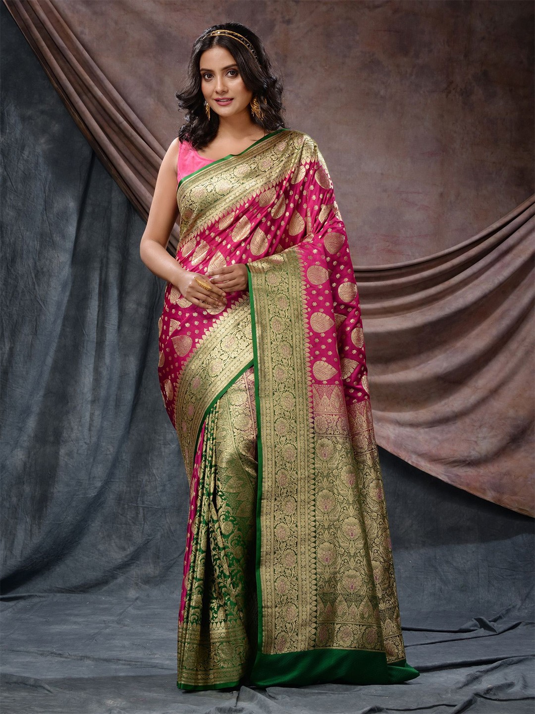 

Charukriti Ethnic Motifs Woven Design Zari Banarasi Saree, Magenta