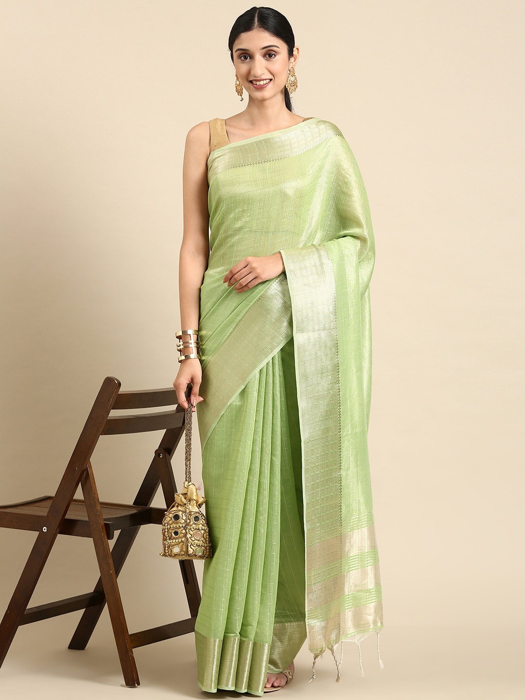 

VISHNU WEAVES Green & Gold-Toned Checked Zari Tissue Maheshwari Saree