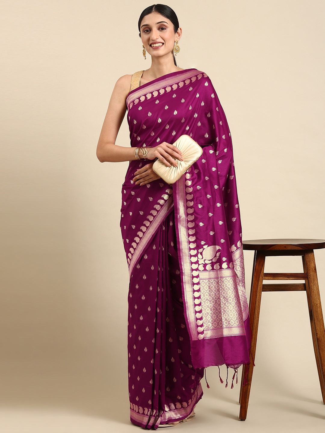 

VISHNU WEAVES Magenta & Gold-Toned Woven Design Zari Silk Blend Banarasi Saree