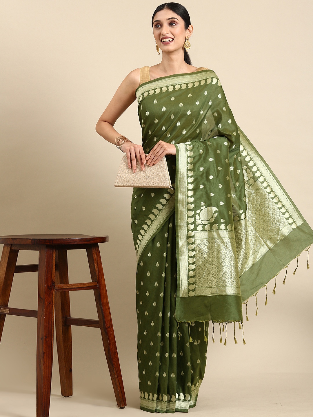 

VISHNU WEAVES Olive Green & Gold-Toned Woven Design Zari Silk Blend Banarasi Saree
