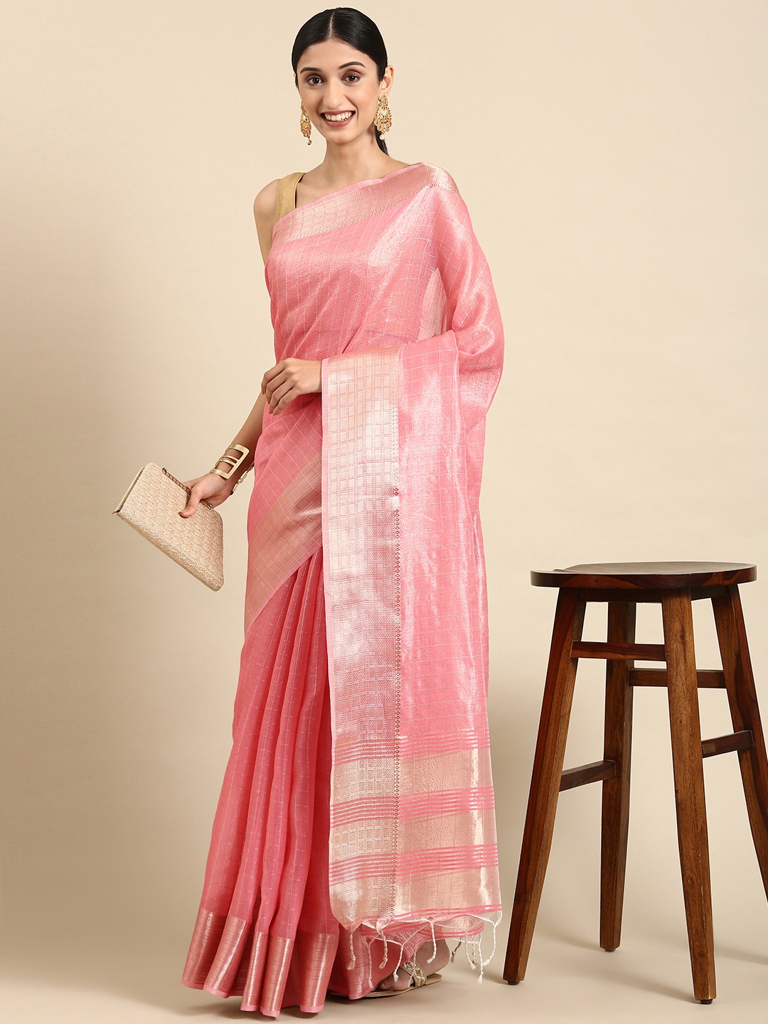 

VISHNU WEAVES Peach-Coloured & Gold-Toned Checked Zari Tissue Maheshwari Saree