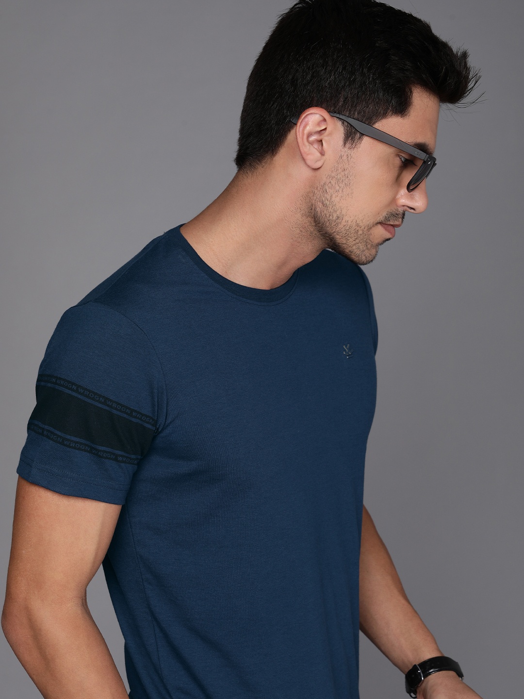 

WROGN Men Solid Round Neck T-shirt With Striped Detail, Navy blue