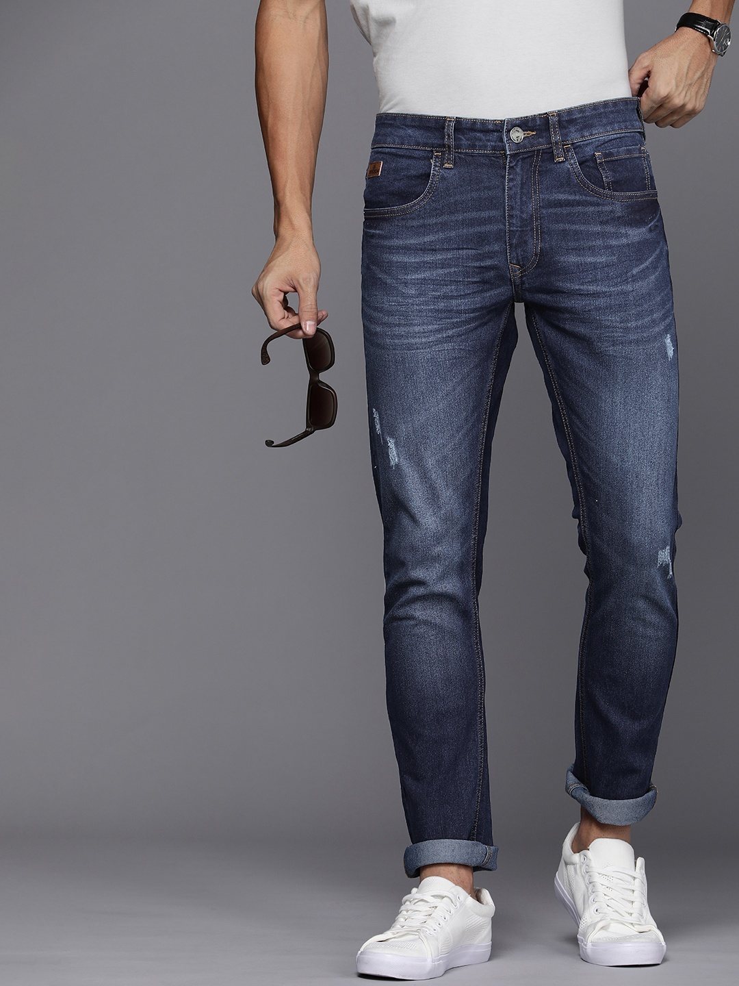 

WROGN Men Slim Fit Mildly Distressed Light Fade Mid-Rise Stretchable Jeans, Blue