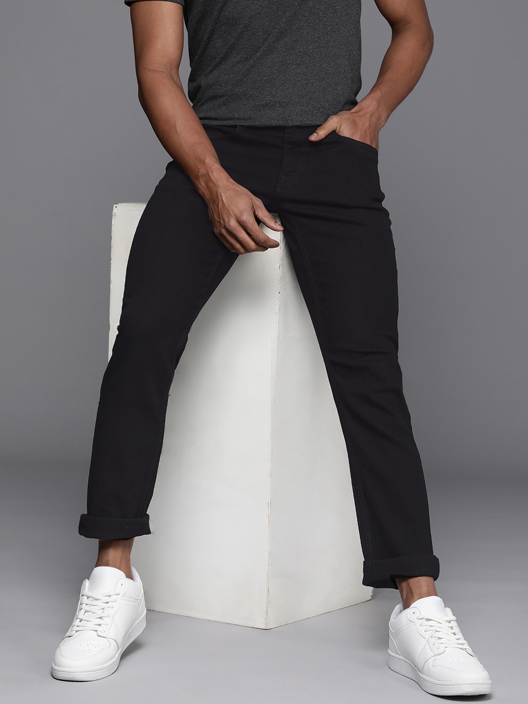 

WROGN Men Straight Fit Stretchable Jeans, Black
