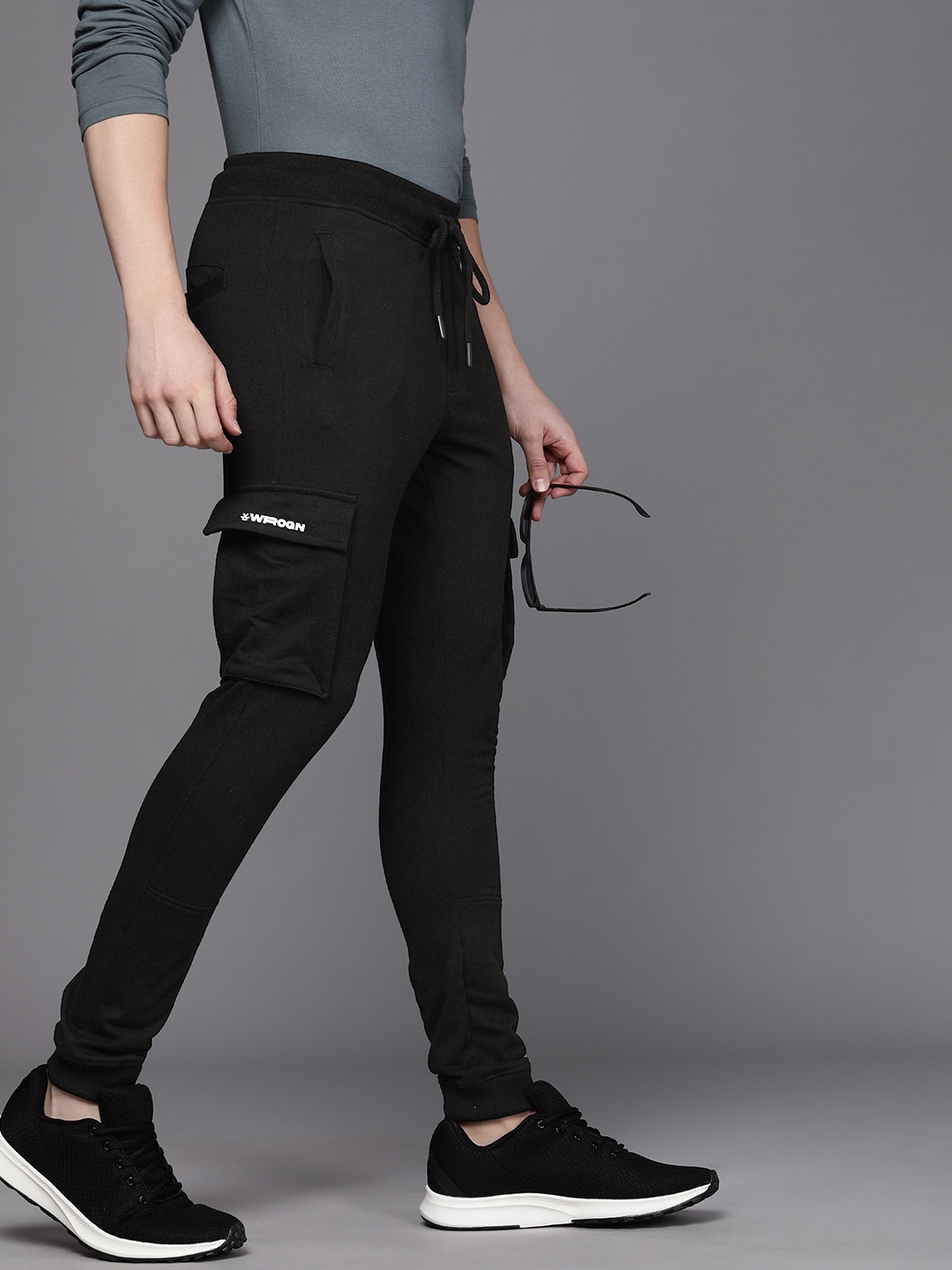 

WROGN Men Solid Mid Rise Knitted Joggers With Pocket Detailing, Black