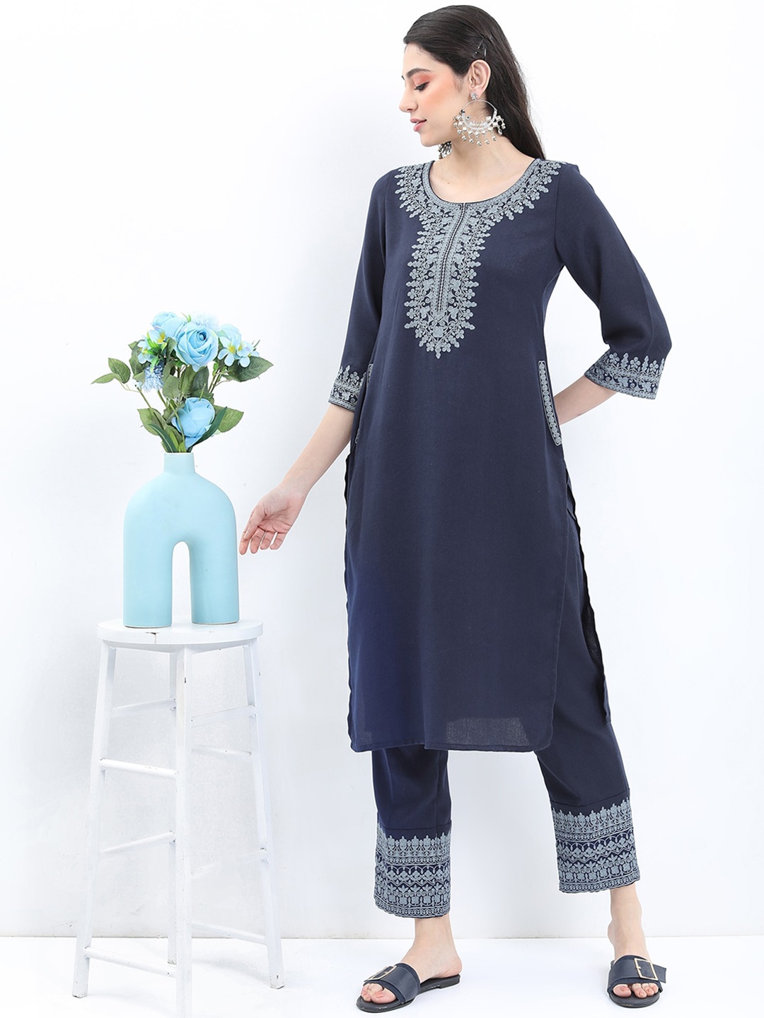 

Vishudh Ethnic Motifs Embroidered Kurta With Palazzos, Navy blue