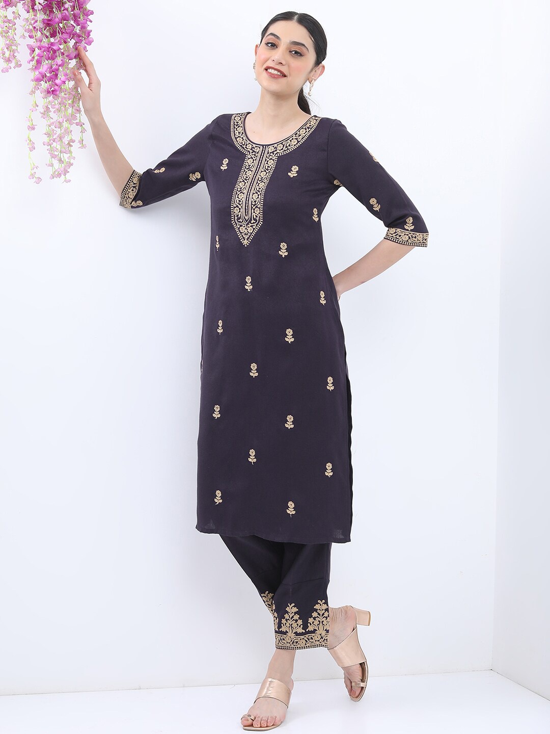 

Vishudh Ethnic Motifs Embroidered Straight Kurta with Trousers, Purple
