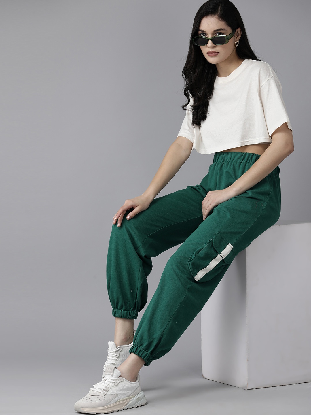 

The Roadster Lifestyle Co.Women Cargo Style Joggers, Green