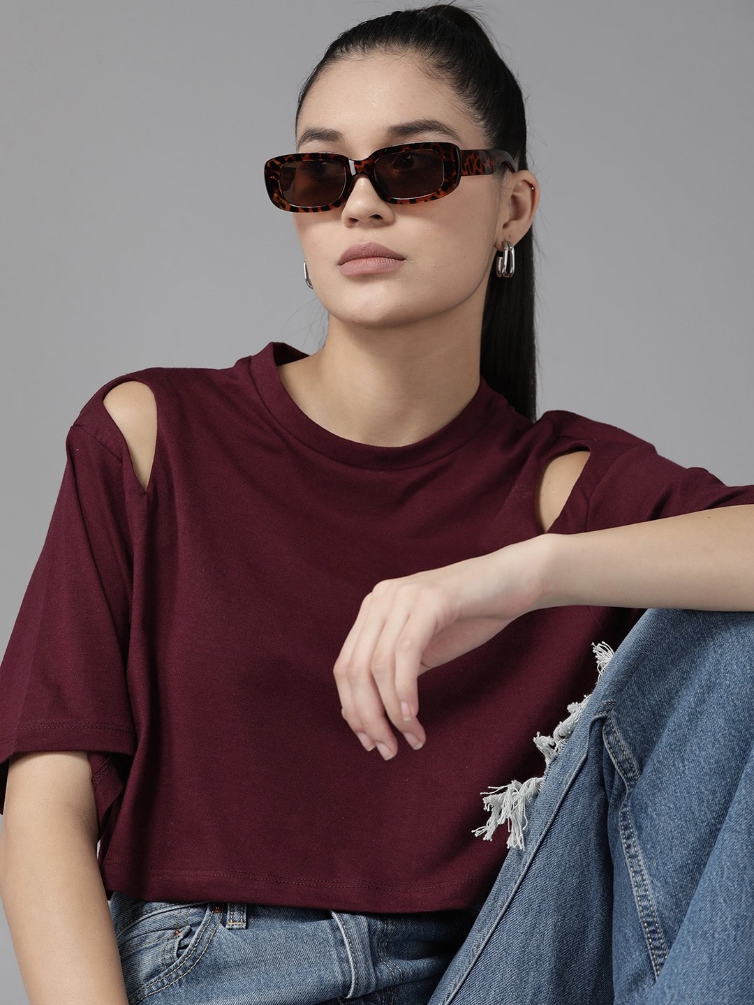 

The Roadster Lifestyle Co. Cut Out Detail Round Neck Regular Fit T-shirt, Maroon