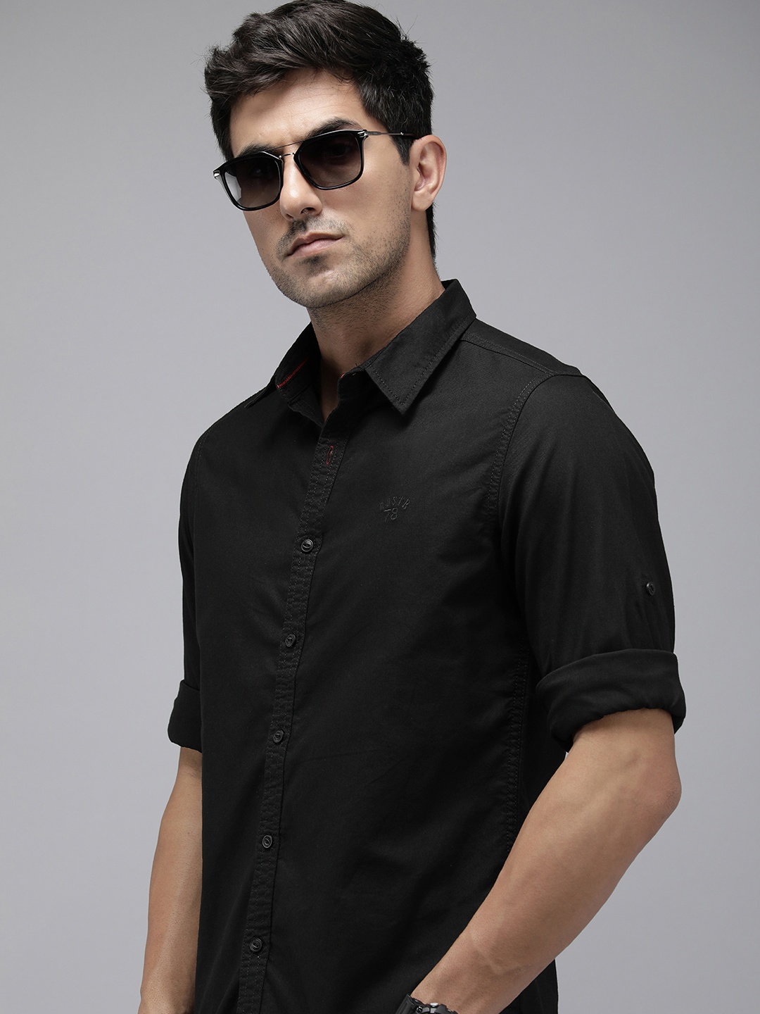 

The Roadster Lifestyle Co. Men Pure Cotton Solid Roll-Up Sleeves Casual Shirt, Black