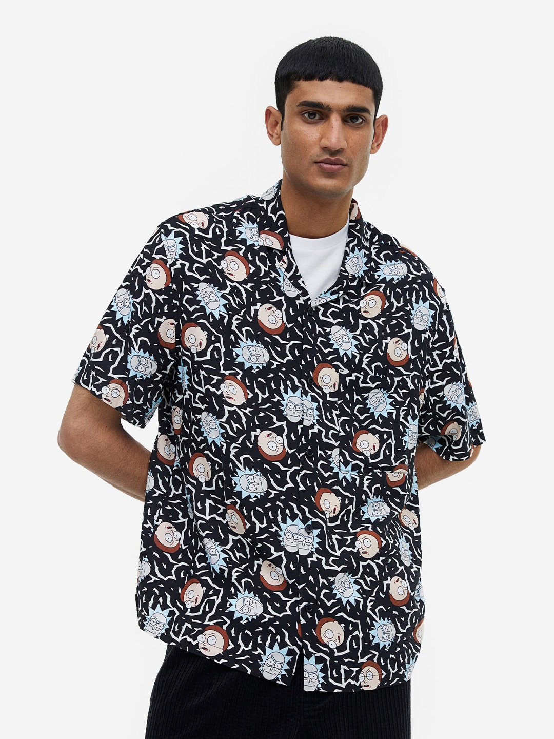 

H&M Men Relaxed Fit Patterned Resort Shirt, Black