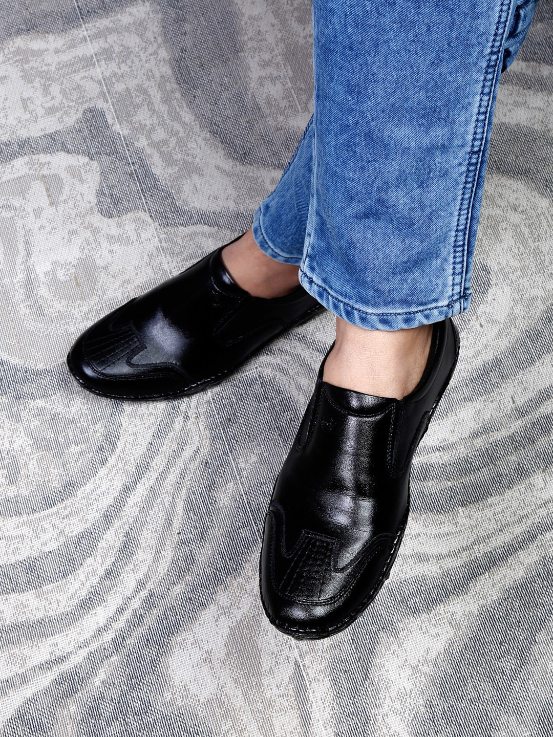 

MUTAQINOTI Men Textured Leather Loafers, Black