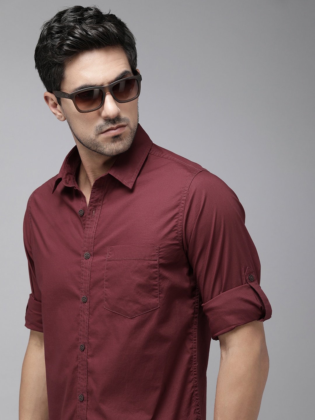 

The Roadster Lifestyle Co. Men Solid Roll Up Sleeves Casual Shirt, Maroon